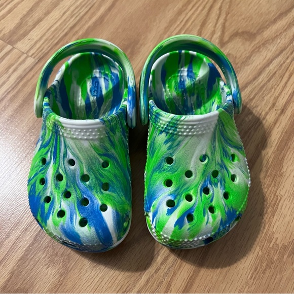 Toddler Crocs with Green and Blue Swirl size 6 - Picture 4 of 5